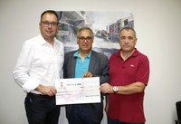 L’Ajuntament d’Alpicat dóna a l’AECC Catalunya Contra el Càncer els 2.100 euros recollits a la Cursa de la Dona