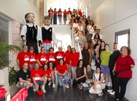 La Festa del Llibre Gegant transforma un any més la plaça de la Biblioteca en un espai de contes, música i creativitat