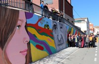 El carrer Sant Bartomeu ja llueix el mural de l’artista Oriol Arumí i els alumnes de l’Institut
